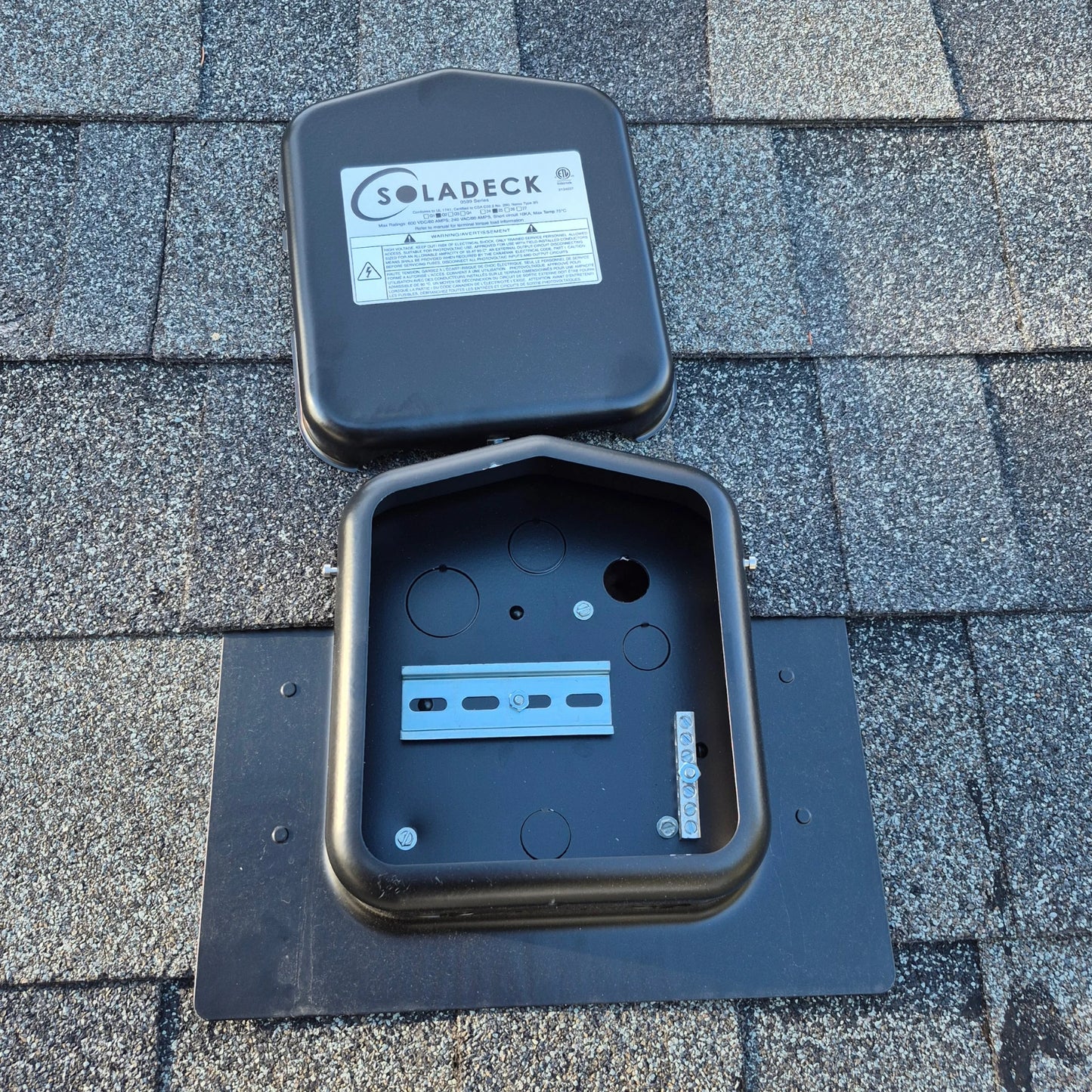 SolaDeck 0599 AC/DC Roof Box