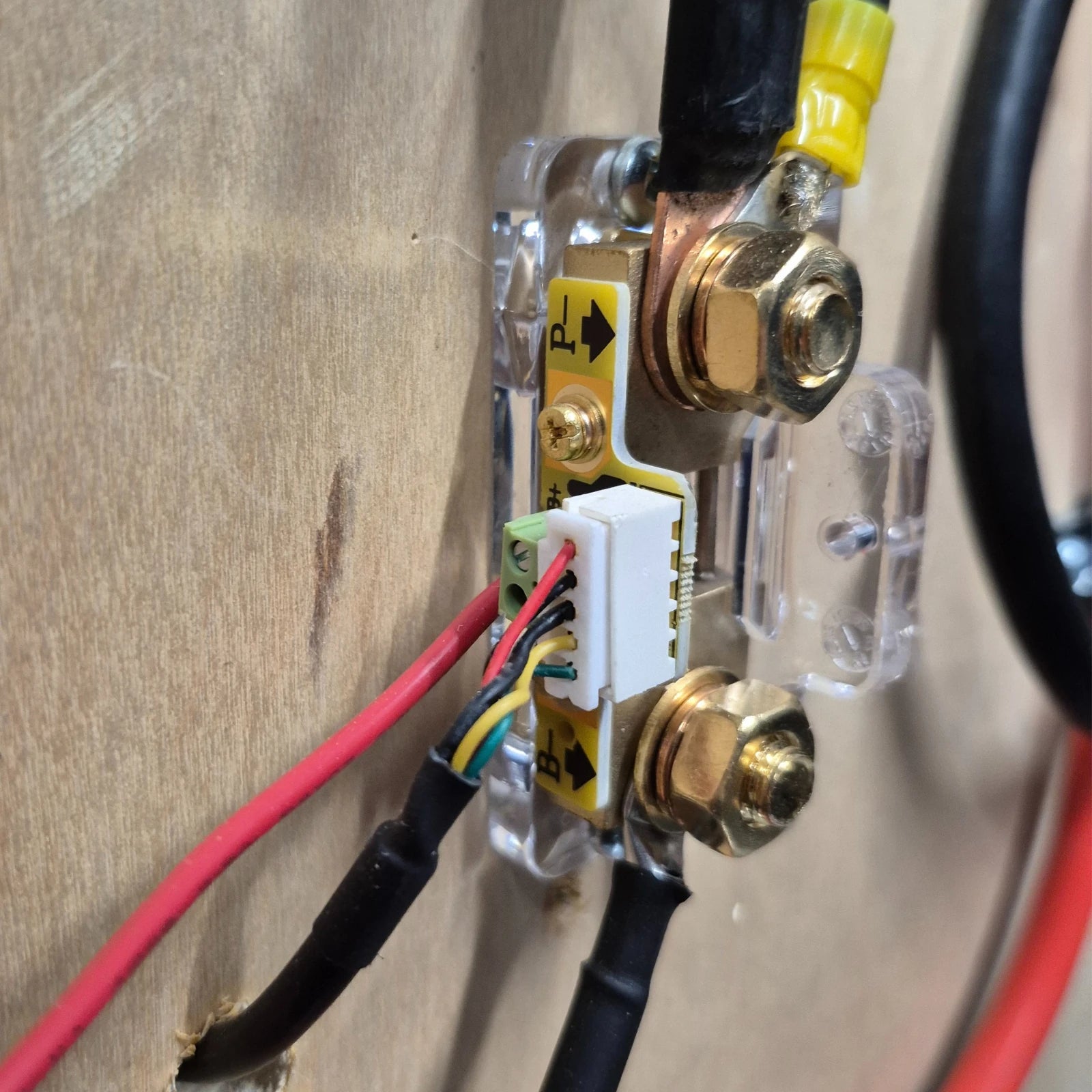 Battery sampling shunt monitor sensor mounted to plywood and wired
